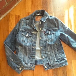 NWOT Levi jean jacket,  small with pockets